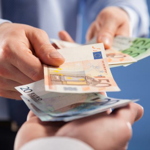 Sofortauszahlung beim Metallankauf – faire Vergütung in Euro -aktuelle beste metall ankaufspreise Nahaufnahme einer Bargeldübergabe – Auszahlung von Euro-Scheinen nach erfolgreichem Metallverkauf.